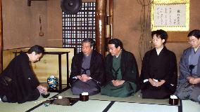New head of Ura-Senke tea school serves New Year's tea